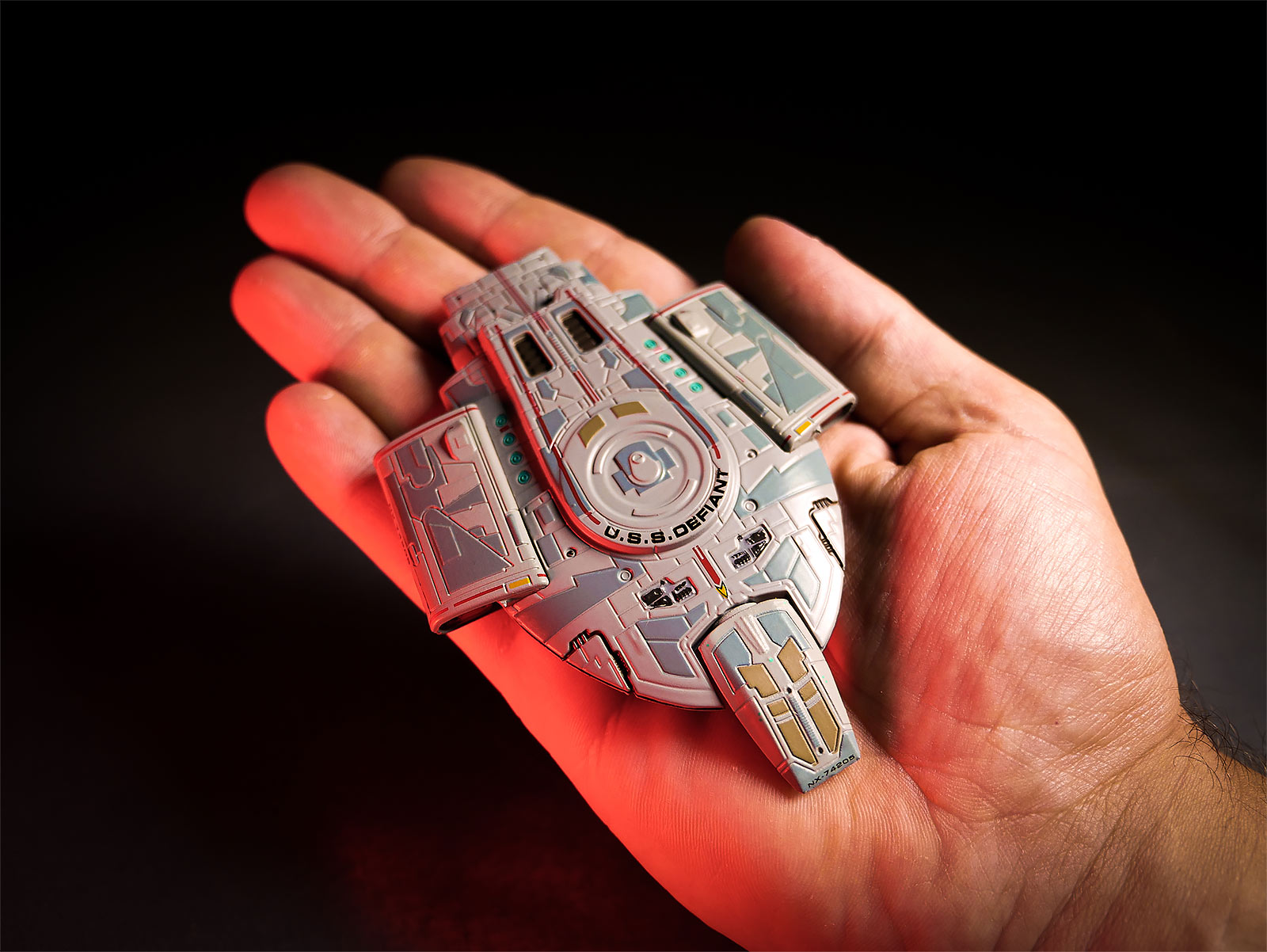 Product image Star Trek - Starship U.S.S. Defiant NX-74205 Hero Collector Figure
