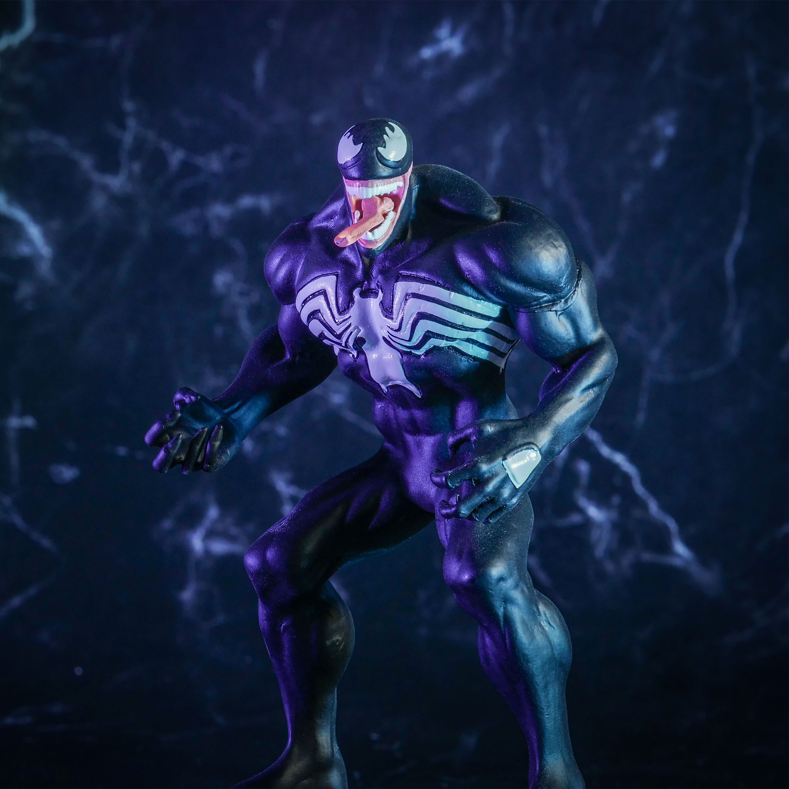 Product image Venom - Heavyweights Metal Figure in Collector's Tin