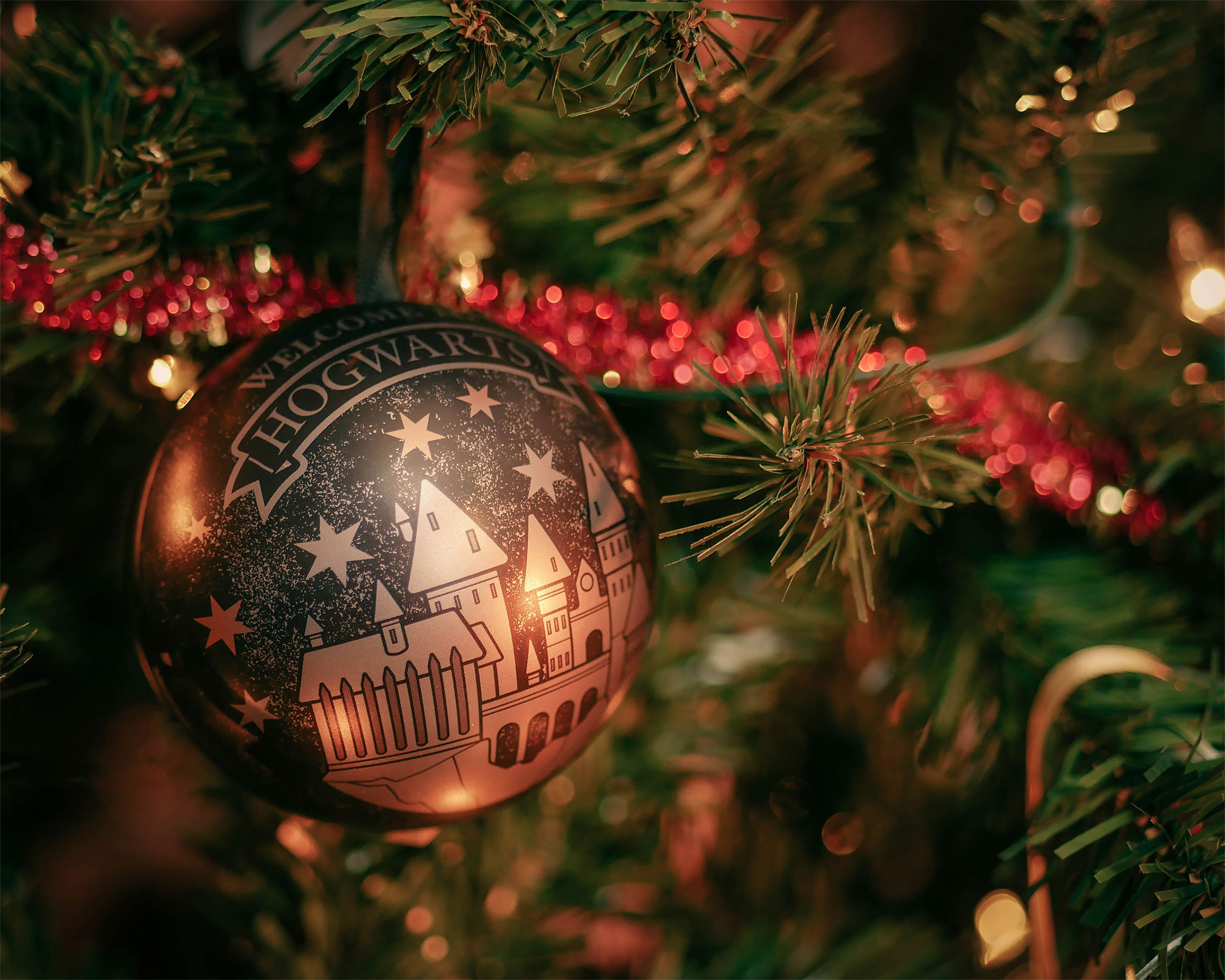 Product image Harry Potter - Hogwarts Christmas Bauble with Earring Set