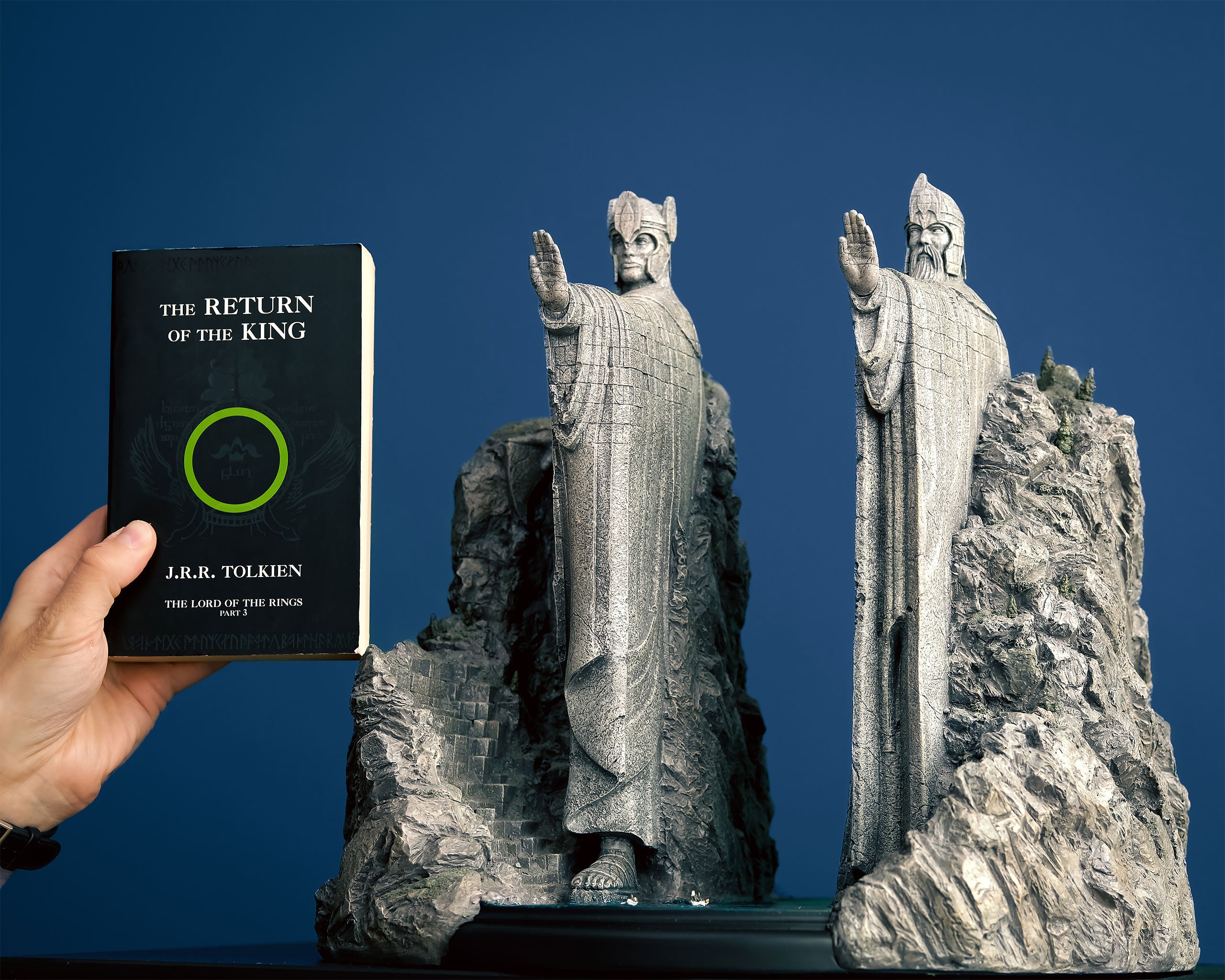 Product image The Lord of the Rings - Argonath Environment Figure Deluxe 34 cm
