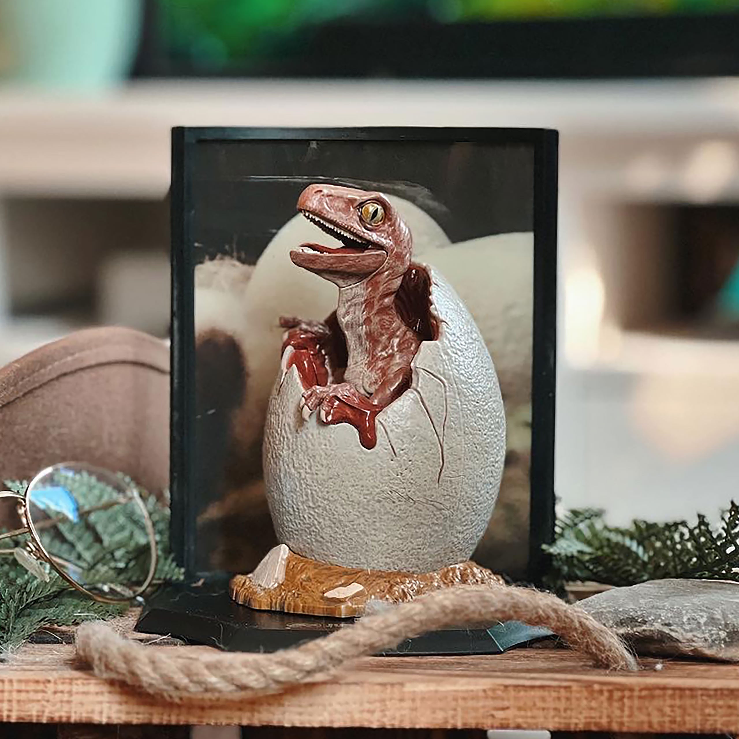 Product image Jurassic Park - Baby Velociraptor Egg Diorama Figure