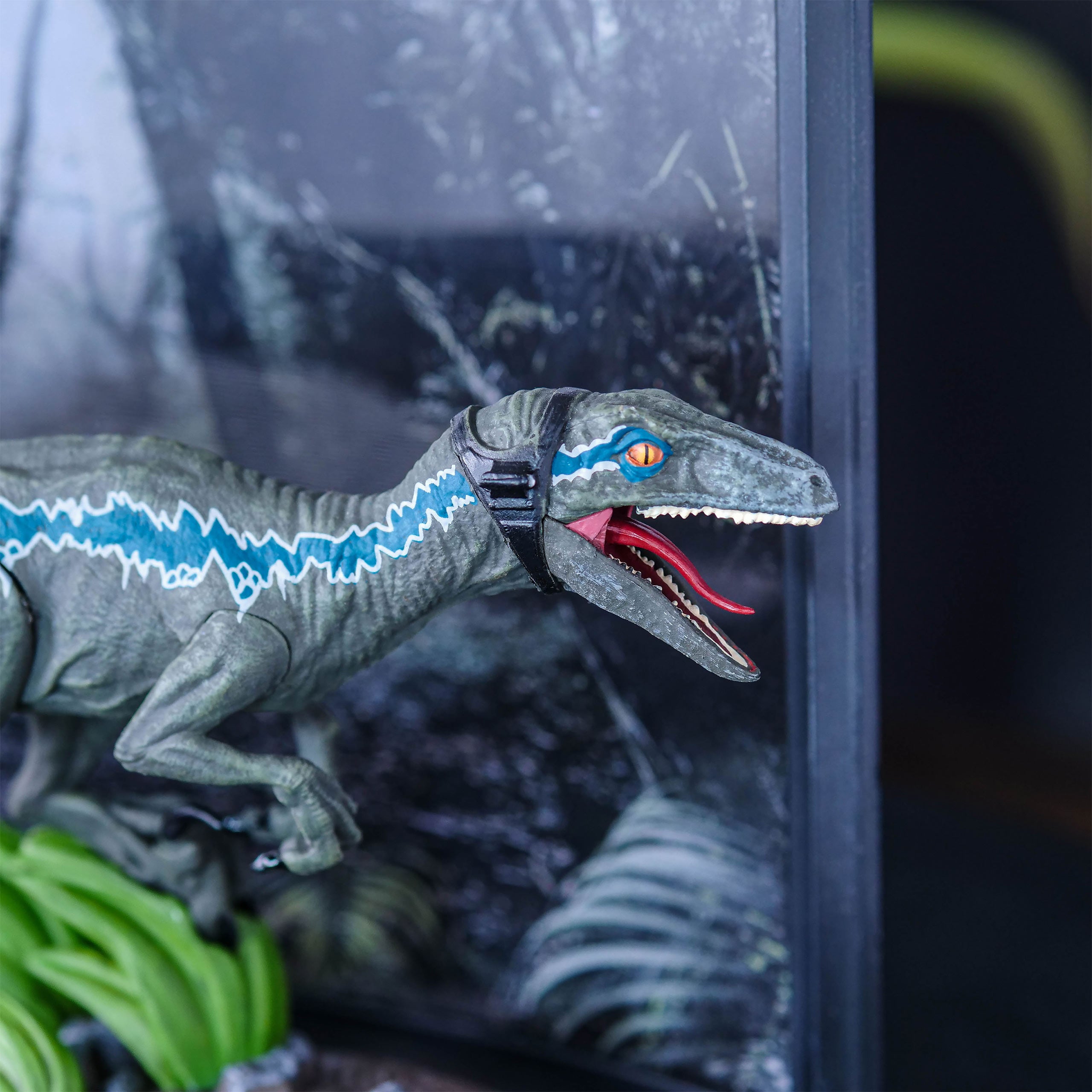 Product image Jurassic Park - Blue Velociraptor Diorama Figure