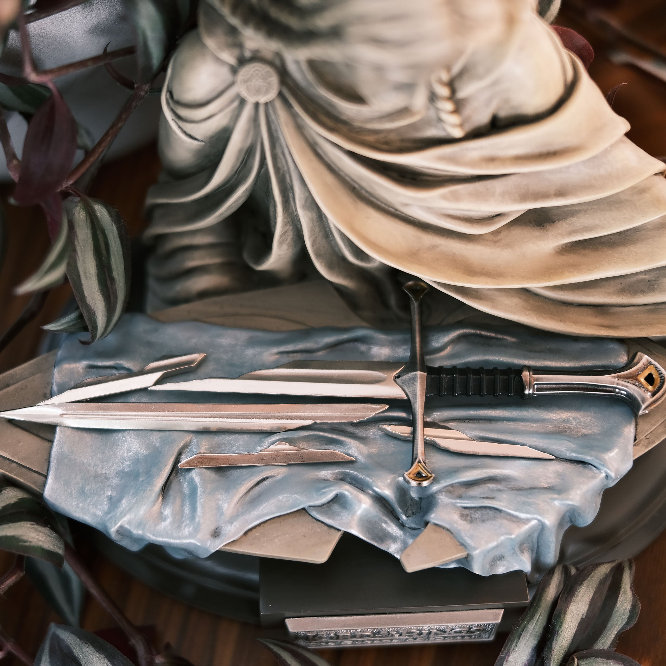 Product image The Lord of the Rings - Broken Blade of Narsil with 1:5 Scale Statue
