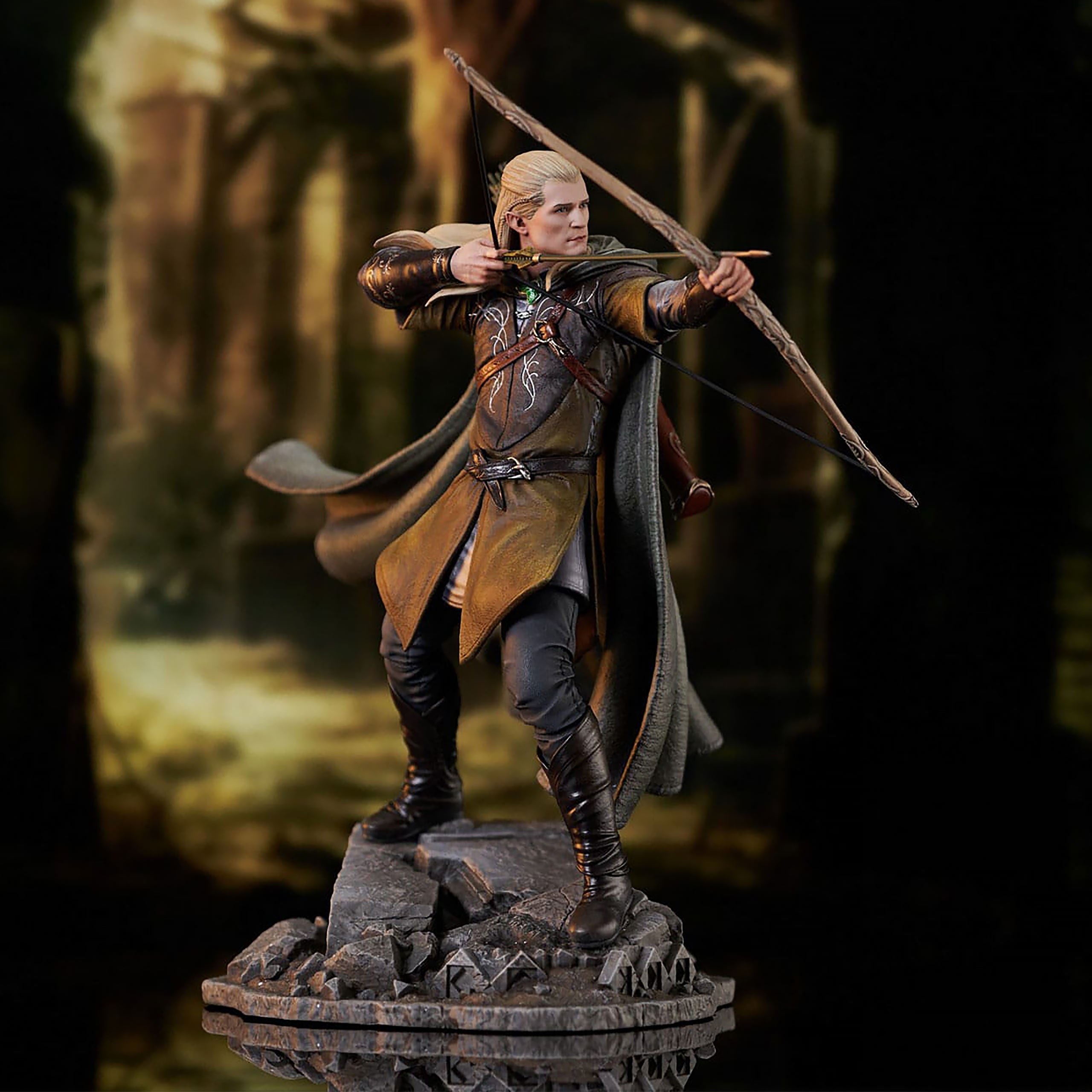 Product image The Lord of the Rings - Legolas Deluxe Gallery Statue