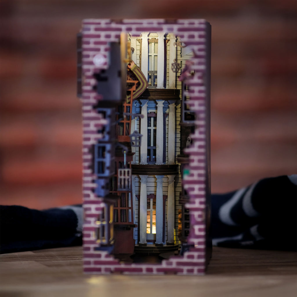 Product image Harry Potter - Diagon Alley Book Nook Model Kit Wood