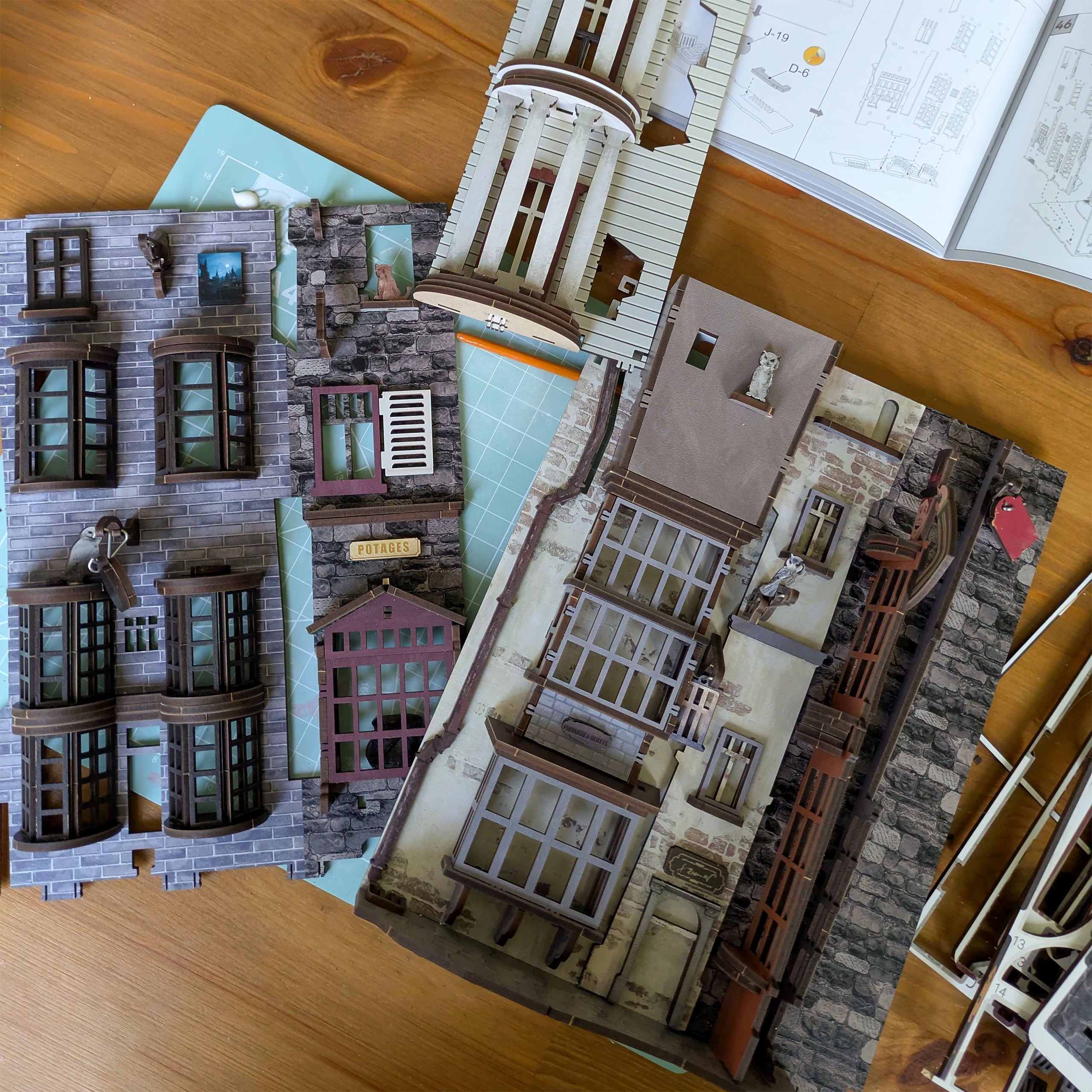 Product image Harry Potter - Diagon Alley Book Nook Model Kit Wood
