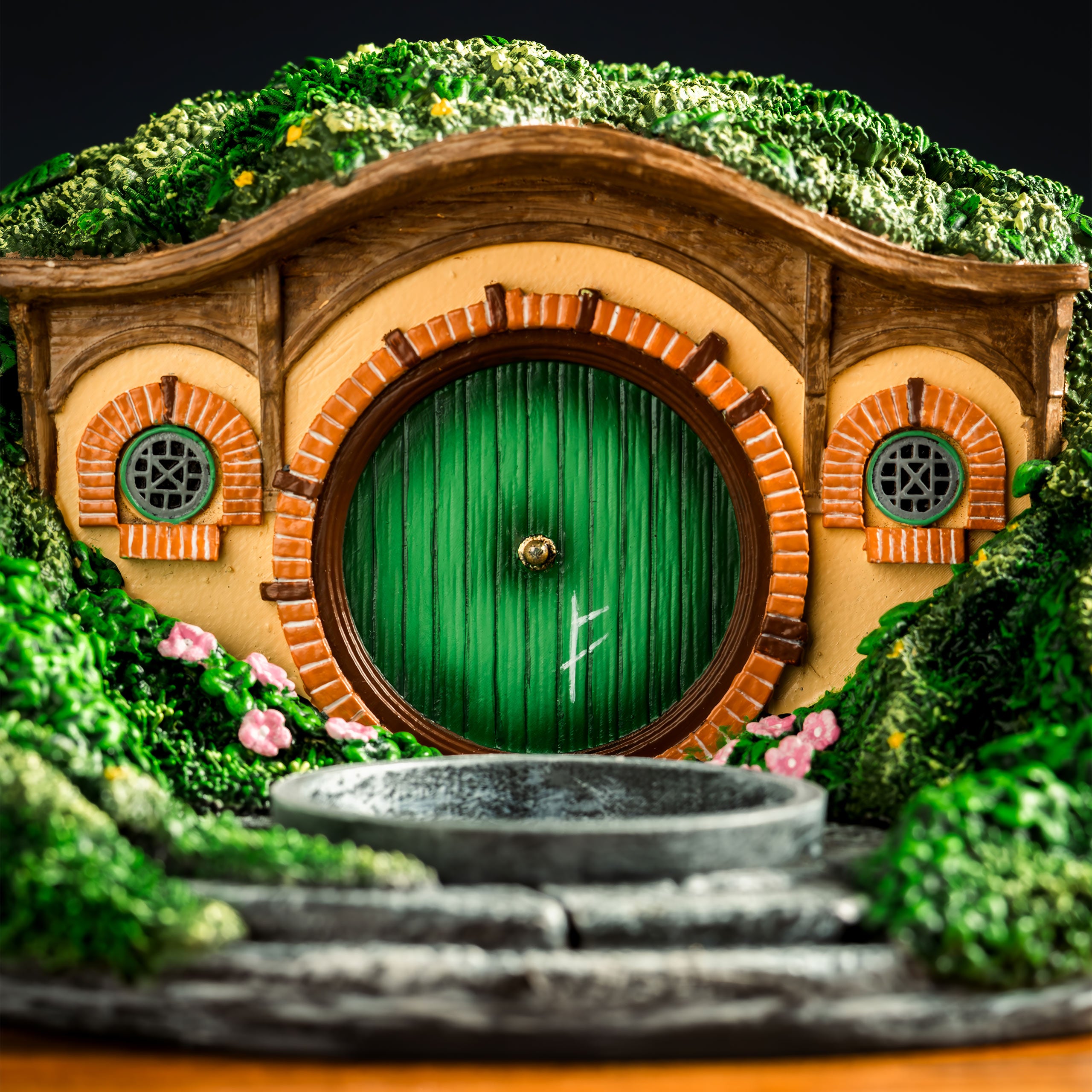 Product image The Lord of the Rings - Hobbit Hole Shire Diorama Tealight Holder