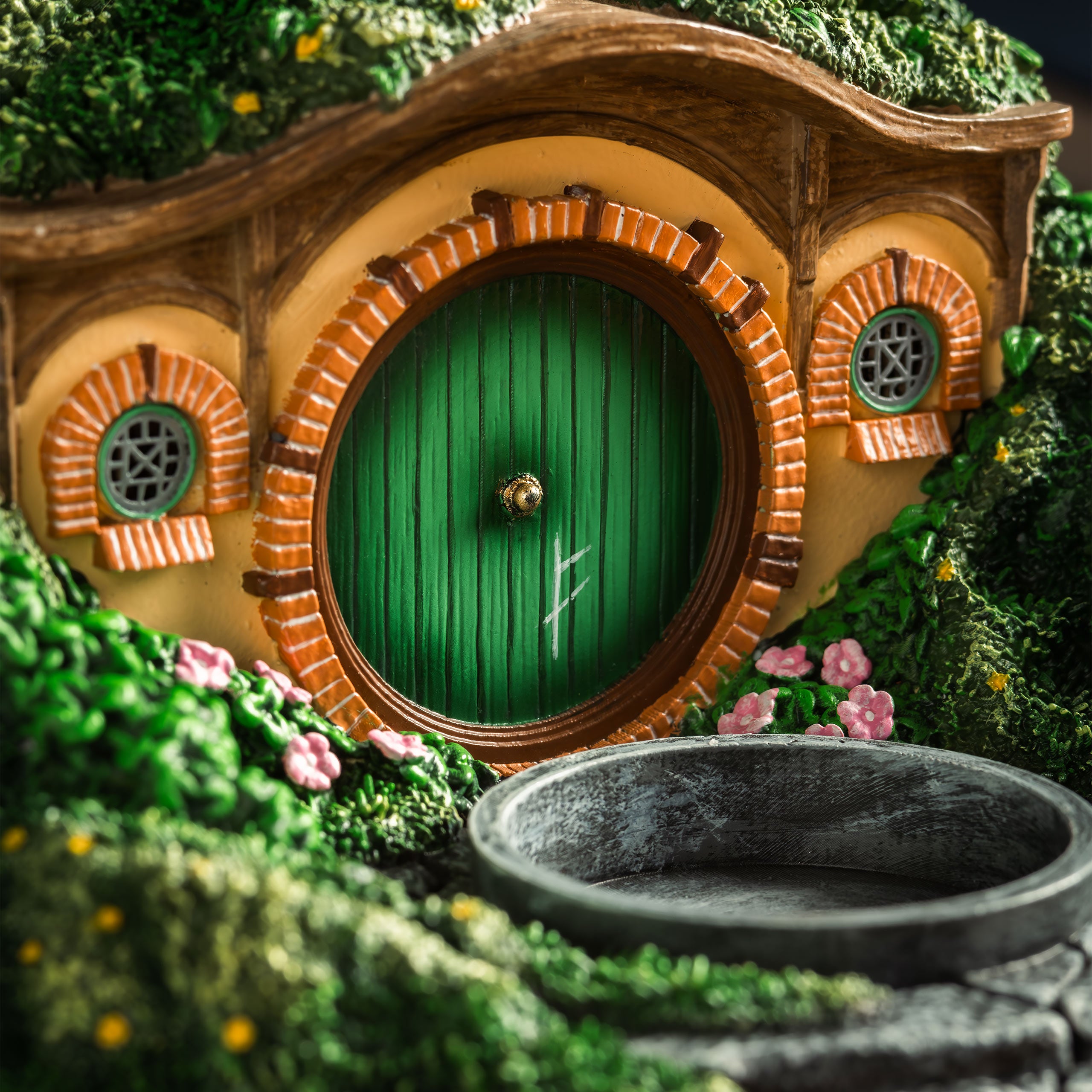Product image The Lord of the Rings - Hobbit Hole Shire Diorama Tealight Holder