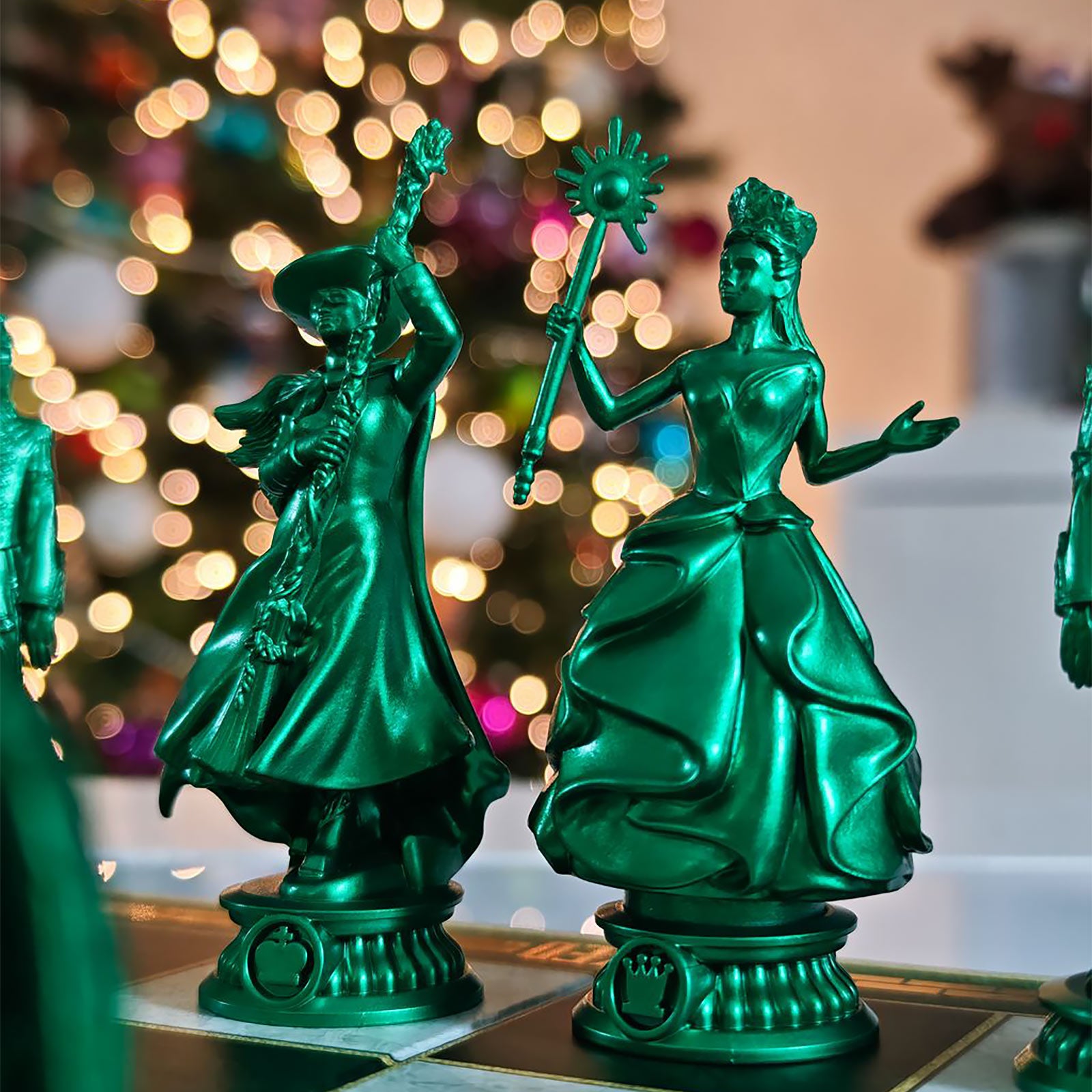 Product image Wicked - Shiz vs. Emerald City Chess Set