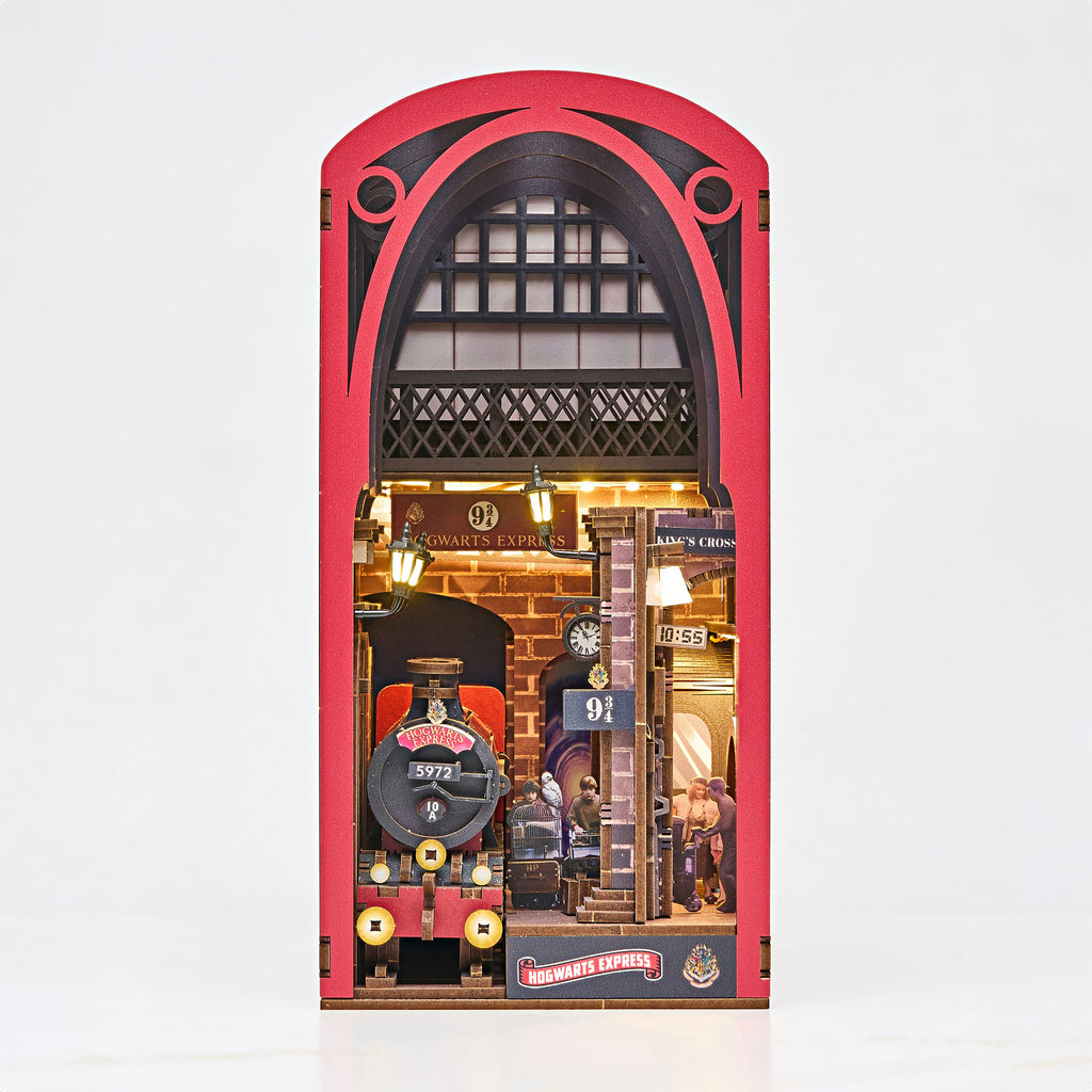 Product image Harry Potter – Hogwarts Express Book Nook Model Kit Wood